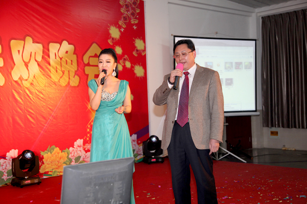 董事長戴順民等登臺演唱
